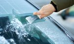 El vídeo viral para recordar este invierno: con este truco quitó el hielo del coche, pero hizo añicos el cristal