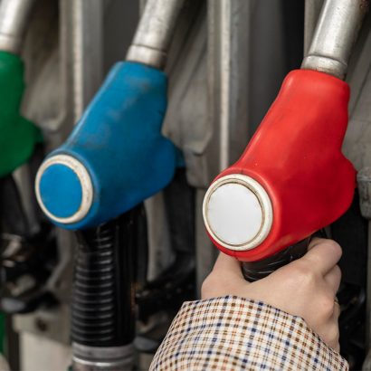 Toda una vida engañados: la gasolina y el diésel que echas no son de color negro, ¿cuál es su tono y qué significa?