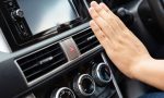 El truco para saber si se debe recargar el aire acondicionado del coche