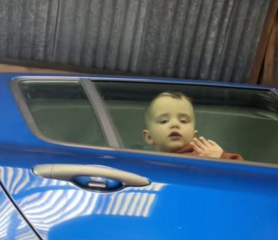 Niño coche taller