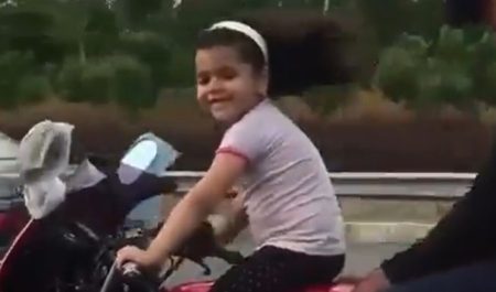 Niña motocicleta