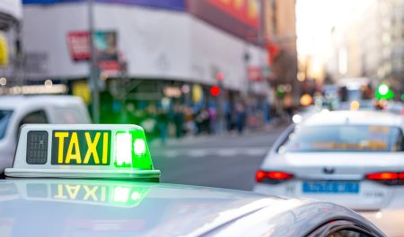 ¿Debes llevar cinturón de seguridad cuando vas en un taxi?