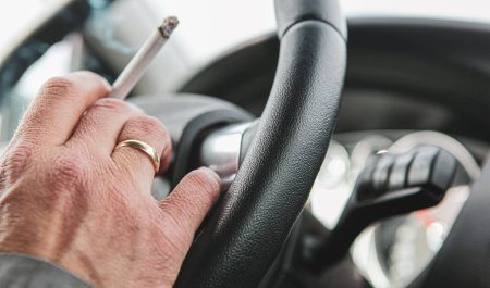 conductor fumando
